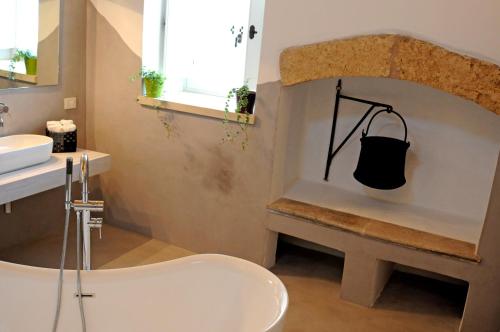 Et badeværelse på Holiday home La Corte dei Pirri