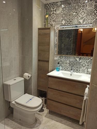 Koupelna v ubytování Duplex céntrico en Noja con acceso a spa relax.