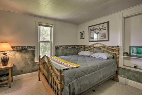 Vuode tai vuoteita majoituspaikassa Walkable Ten Sleep House with Patio and Sunroom!