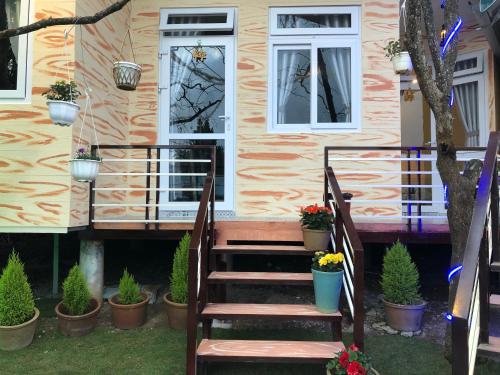 Taman di luar Pine Tree Homestay