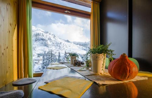 a table with a view of a snow covered mountain at Holzboxen Planneralm in Planneralm