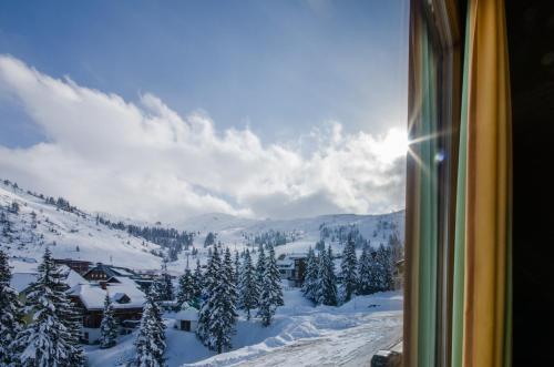 a view of a snowy mountain from a train window at Holzboxen Planneralm in Planneralm