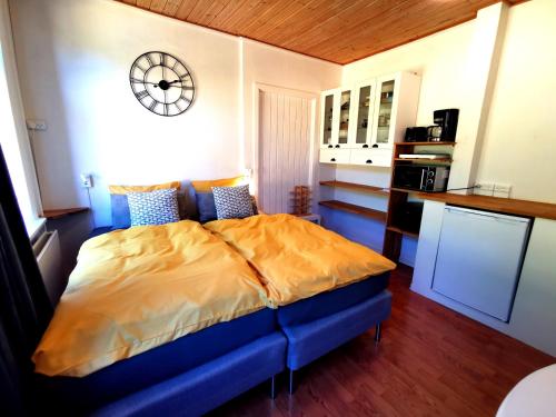 เตียงในห้องที่ The FIG Studio - "Den Gule Svane" Guest House - near Rønne & Beach