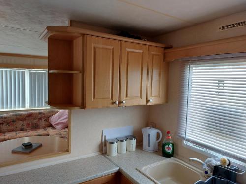 مطبخ أو مطبخ صغير في 6 berth static caravan, sealands holiday park ingoldmells, skegness