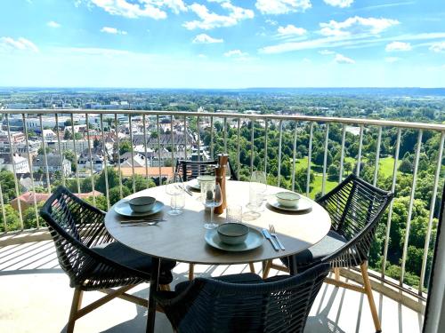 a table and chairs on a balcony with a view at Best Butler Skyline Lodge City Apartment Netflix in Augsburg