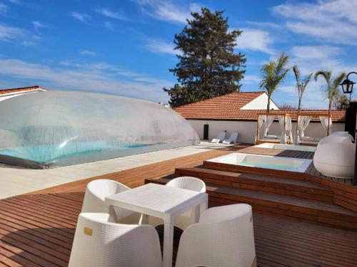 een afbeelding van een achtertuin met een zwembad en stoelen bij Hotel Astoria by CPH in Villa Carlos Paz