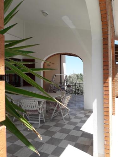 a patio with chairs and a table and a plant at Villino Sabina in Civitella del Tronto