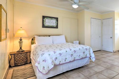 Ένα ή περισσότερα κρεβάτια σε δωμάτιο στο Beachfront Cottage in St Augustine - Pet Friendly!