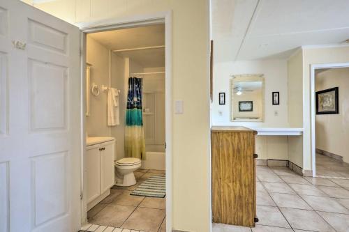 Ένα μπάνιο στο Beachfront Cottage in St Augustine - Pet Friendly!