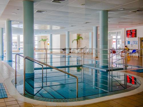 Bazén v ubytování Apartament nad morzem Diwa nebo v jeho okolí