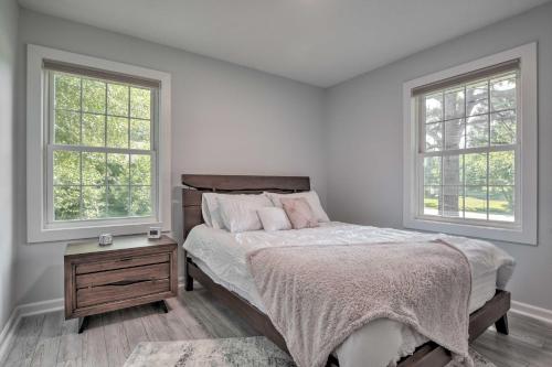 Katil atau katil-katil dalam bilik di Charming Apex Home with Back Deck and Grill!