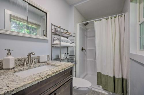 Et badeværelse på Charming Apex Home with Back Deck and Grill!