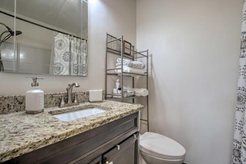 アペックスにあるApex Home about 15 Mi to Downtown Raleigh!の洗面台とトイレ付きのバスルーム