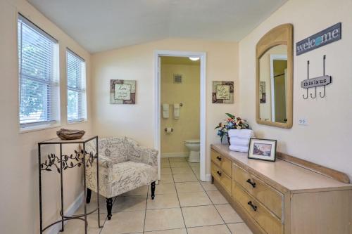 Ένα μπάνιο στο Surfside Oceanfront Cottage with Beach Access!