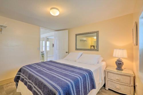 Ένα ή περισσότερα κρεβάτια σε δωμάτιο στο Surfside Oceanfront Cottage with Beach Access!