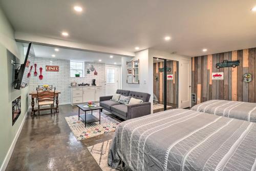 Postel nebo postele na pokoji v ubytování 1 Mi to Riverwalk Downtown Reno Studio with Patio!