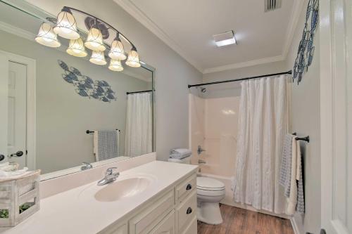 Phòng tắm tại Peaceful Fairhope Cottage with Covered Patio!