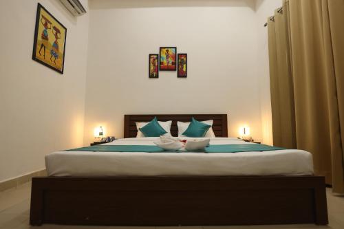 מיטה או מיטות בחדר ב-The Naga Rishikesh