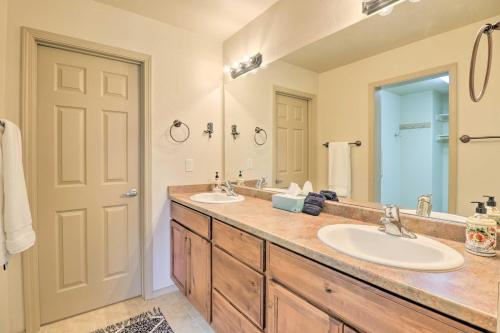La salle de bains est pourvue de 2 lavabos et d'un grand miroir. dans l'établissement Columbia Falls Home with 1-Acre Yard and Views!, à Columbia Falls