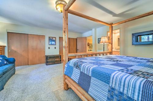 Tempat tidur dalam kamar di Truckee Cabin Near Lake and Hiking!