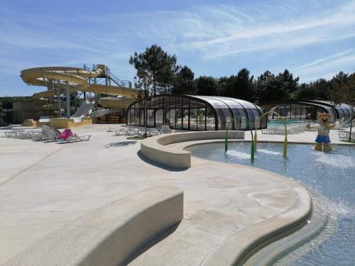 un parc aquatique avec un toboggan et des toboggans dans l'établissement Le balaou, à Lit-et-Mixe