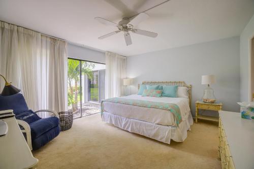 Un dormitorio con una cama y un ventilador de techo. en Mariner Pointe #521, en Sanibel