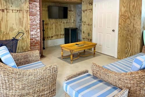 Μια τηλεόραση ή/και κέντρο ψυχαγωγίας στο Striking Cape May Getaway, Steps From the Beach!