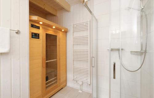 Stunning Home In Ostseeresort Olpenitz With 2 Bedrooms, Wifi And Sauna tesisinde bir banyo
