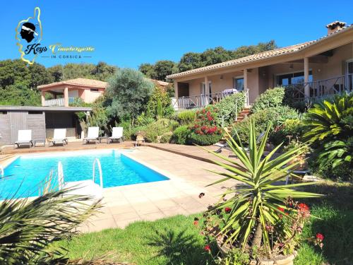 una casa con piscina en un patio en Villa 125m2 6/8 pers Trinité de Porto Vecchio Piscine, en Porto Vecchio