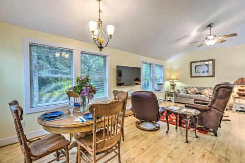 Χώρος καθιστικού στο Charming Retreat Near Downtown Frankfort and Beaches