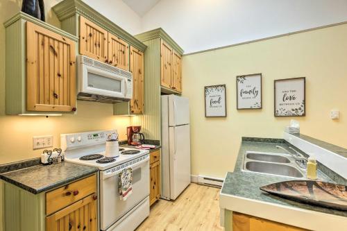 Η κουζίνα ή μικρή κουζίνα στο Charming Retreat Near Downtown Frankfort and Beaches