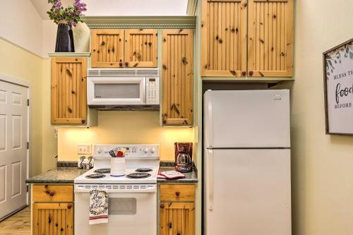 Η κουζίνα ή μικρή κουζίνα στο Charming Retreat Near Downtown Frankfort and Beaches