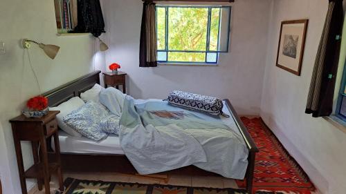 Ce lit se trouve dans un dortoir doté d'une fenêtre et d'un lit sidx sidx. dans l'établissement Villa Adama, à Clil