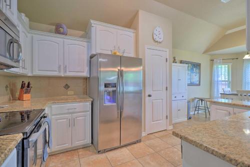 Η κουζίνα ή μικρή κουζίνα στο BBQ Ready Harker Family Retreat with Yard!