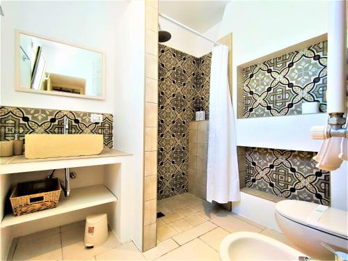 a bathroom with a shower with a toilet and a sink at Da Lorenza di Casa Camilla Journey in Depressa