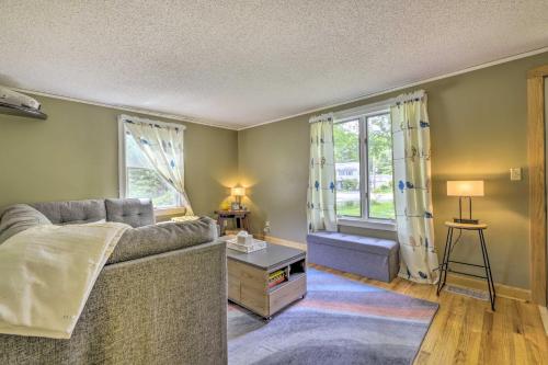 Un lugar para sentarse en Granby Getaway in the Woods with Spacious Yard!
