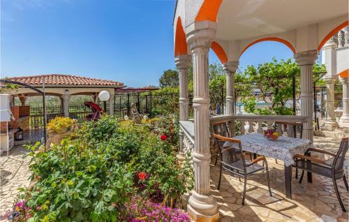 2 Bedroom Lovely Apartment In Medulin