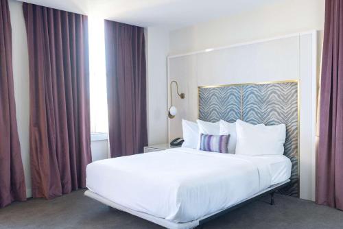 Cama o camas de una habitación en The Kelly Birmingham, Tapestry Collection By Hilton