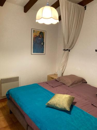 เตียงในห้องที่ Appartement Marina di santa giulia