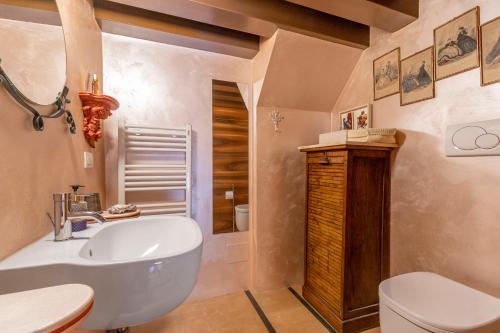 A bathroom at GIO PONTI’S FLAT IN VENICE 027042-LOC-11349