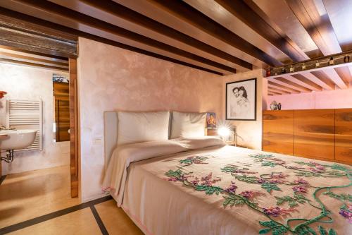 A bed or beds in a room at GIO PONTI’S FLAT IN VENICE 027042-LOC-11349