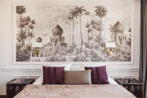 聖埃斯泰夫的住宿－Château Laffitte Carcasset，一间卧室配有一张壁画床