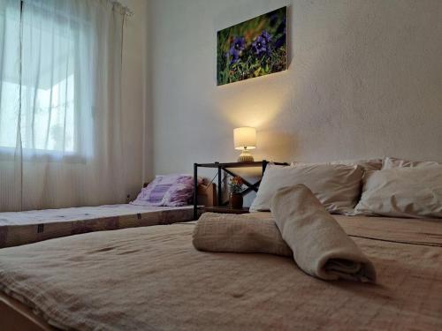 ein Schlafzimmer mit zwei Betten und einem Fenster in der Unterkunft Apartments Miki in Bar