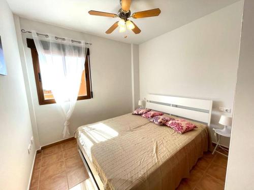 sypialnia z łóżkiem i wentylatorem sufitowym w obiekcie 3-bed sea view Penthouse, Isla Plana, Mojon Hills w mieście Isla Plana