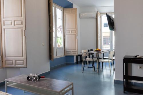 sala de estar con mesa y comedor en Mar y Arte Apartamentos, en Málaga