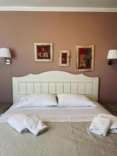 1 dormitorio con 1 cama grande y 2 toallas. en V-DelMar, en Vrachos