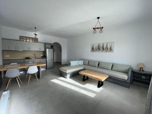 Glinádhon的住宿－Villa Papa，客厅配有沙发和桌子
