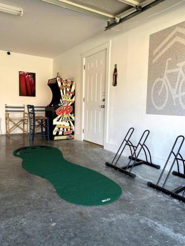 a room with a green rug on the floor at STARLANDING, 2 Kngs/2 Twns; DT/Museums/Trails in Bentonville