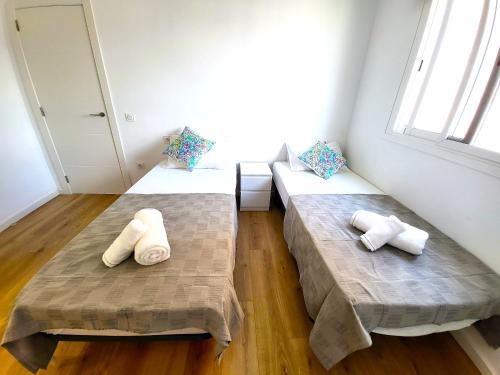 - une chambre avec 2 lits et des oreillers au sol dans l'établissement Piso ESPACIOSO vistas al MAR a 100 metros de PLAYA, à Oropesa del Mar