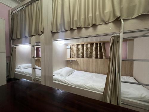 Postel nebo postele na pokoji v ubytování Bruce hostel